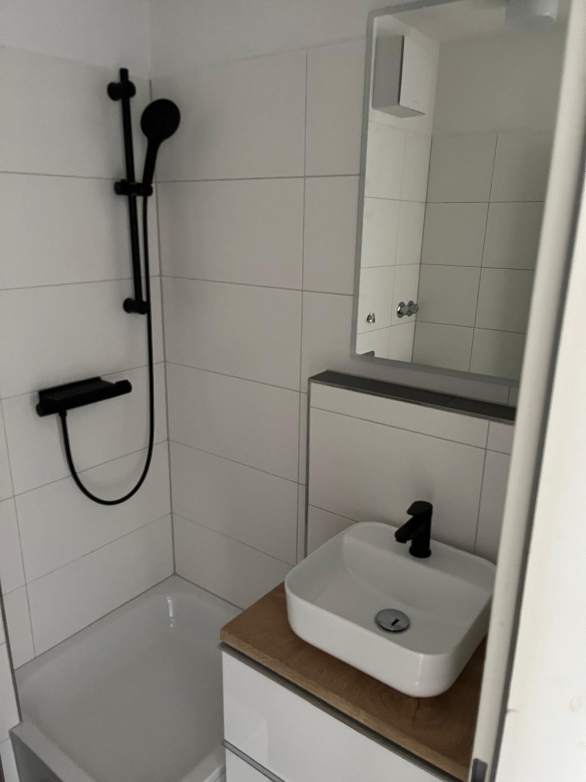 saniertes Badezimmer by Aleksander Nikolla